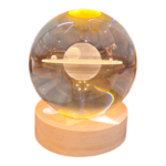 Κρυστάλλινη Σφαίρα "Saturn Cosmic Glow" με LED Ξύλινη Βάση – 8cm