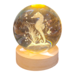 Κρυστάλλινη Σφαίρα "Sea Horse Serenity" με LED Ξύλινη Βάση – 8cm