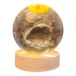 Κρυστάλλινη Σφαίρα "Dolphin Dance" με LED Ξύλινη Βάση – 8cm